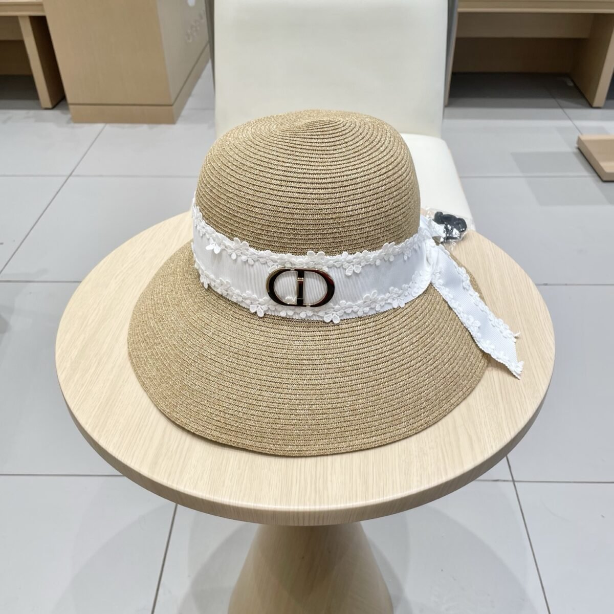 ⁦قبعة شمس نسائية من ديور⁩ - الصورة ⁦2⁩
