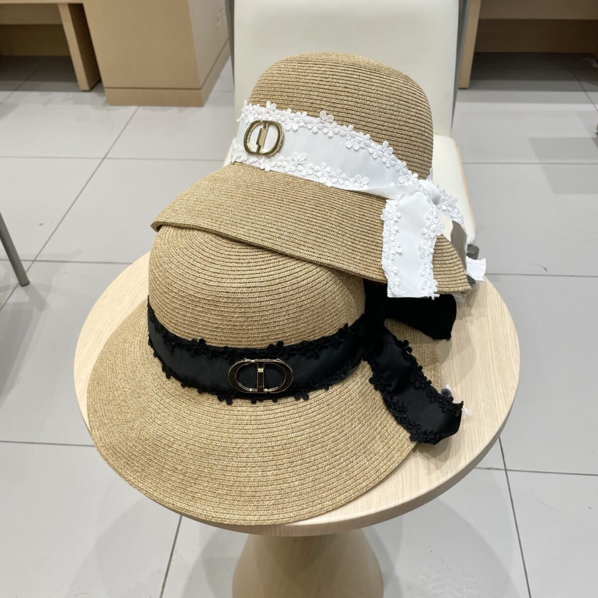 ⁦قبعة شمس نسائية من ديور⁩ - الصورة ⁦1⁩
