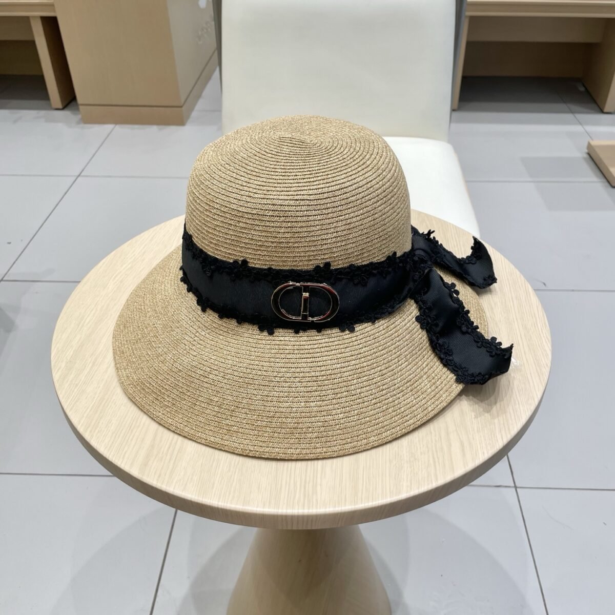 ⁦قبعة شمس نسائية من ديور⁩ - الصورة ⁦3⁩