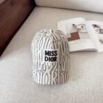 ⁦قبعة بيسبول ديور الجديدة والأنيقة⁩ - الصورة ⁦2⁩