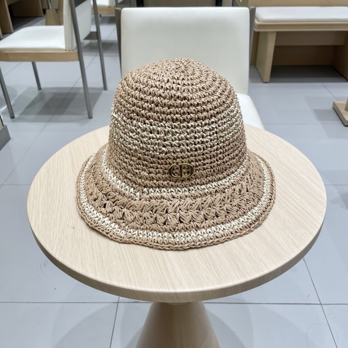 ⁦قبعة ديور النسائية من القش⁩ - الصورة ⁦4⁩