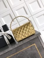 ⁦حقيبة شانيل باللون الذهبي الجذاب (CHANEL_BAG )⁩ - الصورة ⁦3⁩