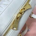 ⁦حقيبةMIUMIUالمميزة بلونها الابيض⁩ - الصورة ⁦8⁩