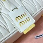 ⁦حقيبةMIUMIUالمميزة بلونها الابيض⁩ - الصورة ⁦7⁩