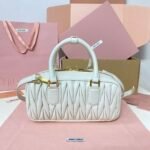 ⁦حقيبةMIUMIUالمميزة بلونها الابيض⁩ - الصورة ⁦4⁩