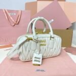 ⁦حقيبةMIUMIUالمميزة بلونها الابيض⁩ - الصورة ⁦2⁩