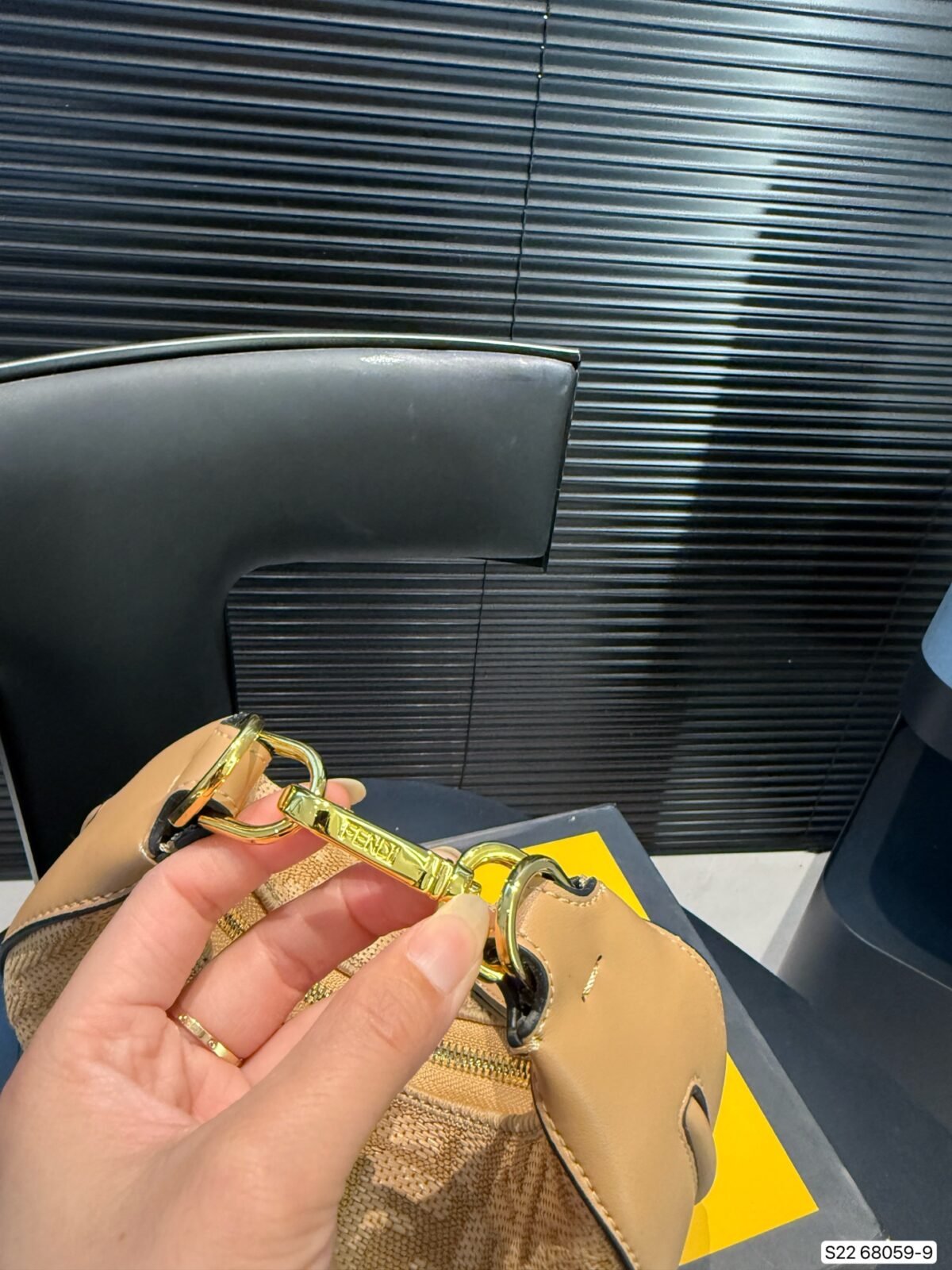 ⁦حقيبة كتف من فندي FENDI⁩ - الصورة ⁦8⁩