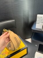 ⁦حقيبة كتف من فندي FENDI⁩ - الصورة ⁦3⁩