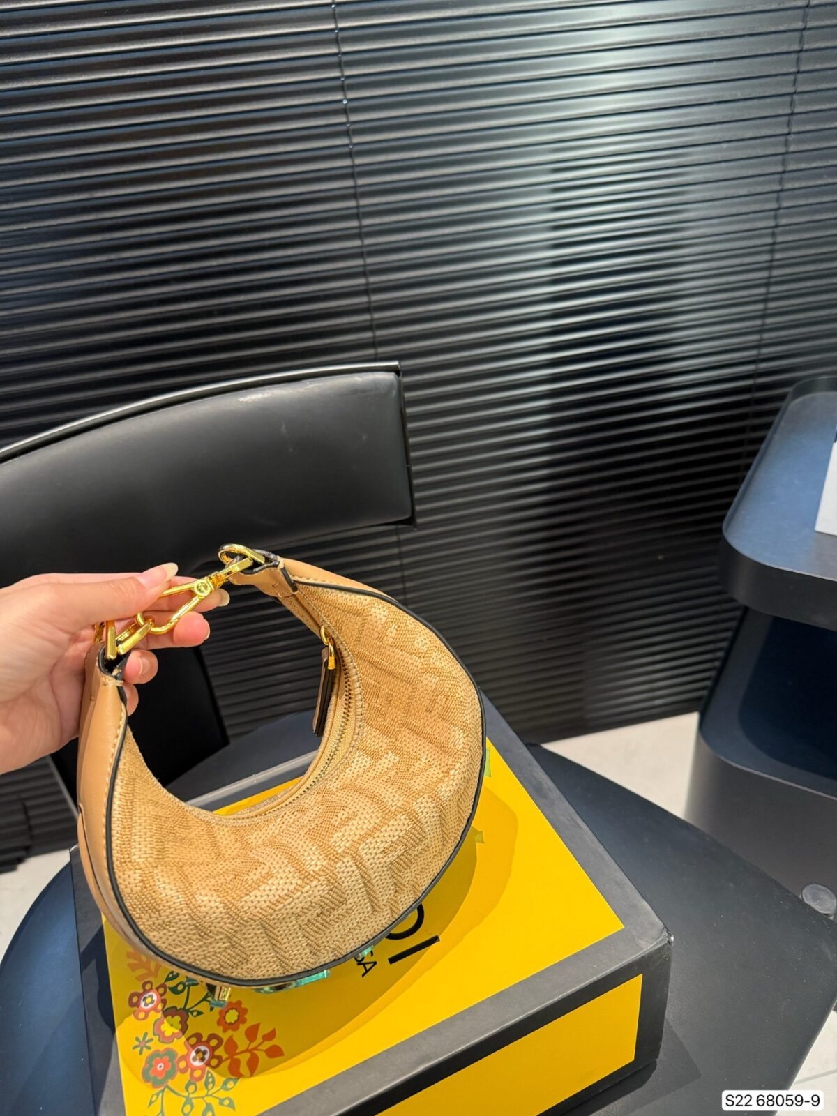 ⁦حقيبة كتف من فندي FENDI⁩ - الصورة ⁦7⁩