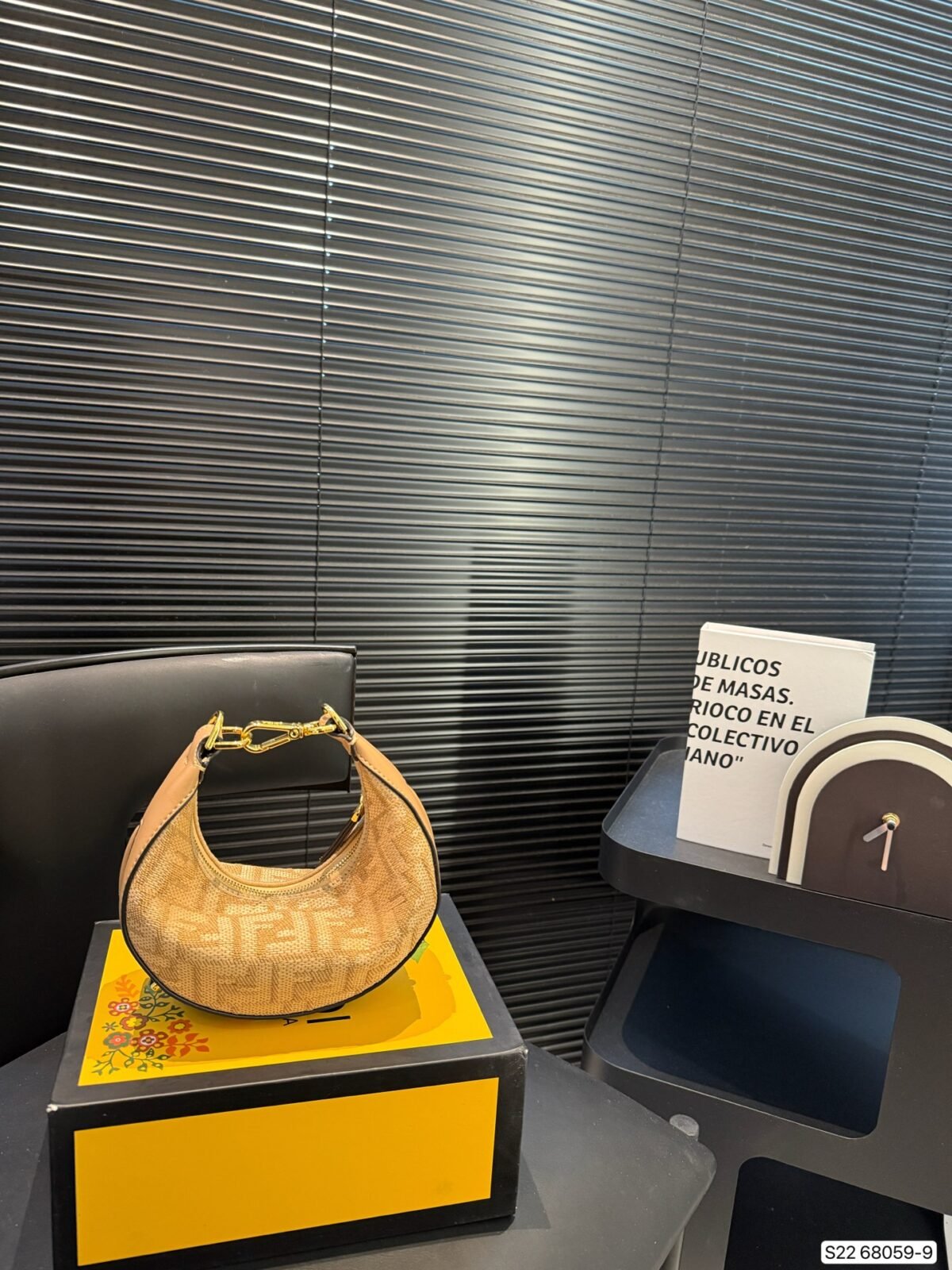 ⁦حقيبة كتف من فندي FENDI⁩ - الصورة ⁦1⁩