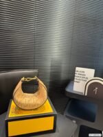 حقيبة كتف من فندي FENDI