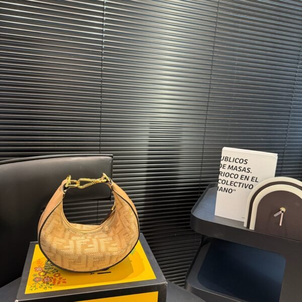 حقيبة كتف من فندي FENDI