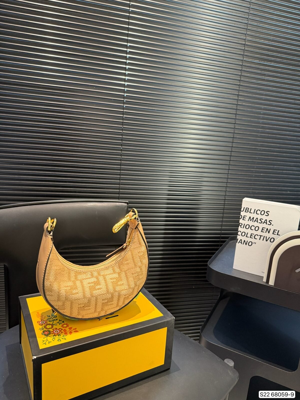 ⁦حقيبة كتف من فندي FENDI⁩ - الصورة ⁦4⁩