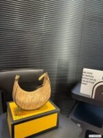 ⁦حقيبة كتف من فندي FENDI⁩ - الصورة ⁦4⁩