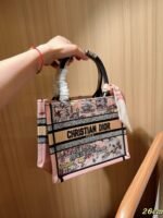 ⁦حقيبة ديور الأنيقة⁩ - الصورة ⁦2⁩