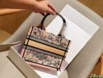 ⁦حقيبة ديور الأنيقة⁩ - الصورة ⁦6⁩