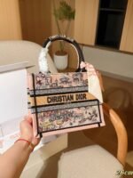 ⁦حقيبة ديور الأنيقة⁩ - الصورة ⁦7⁩