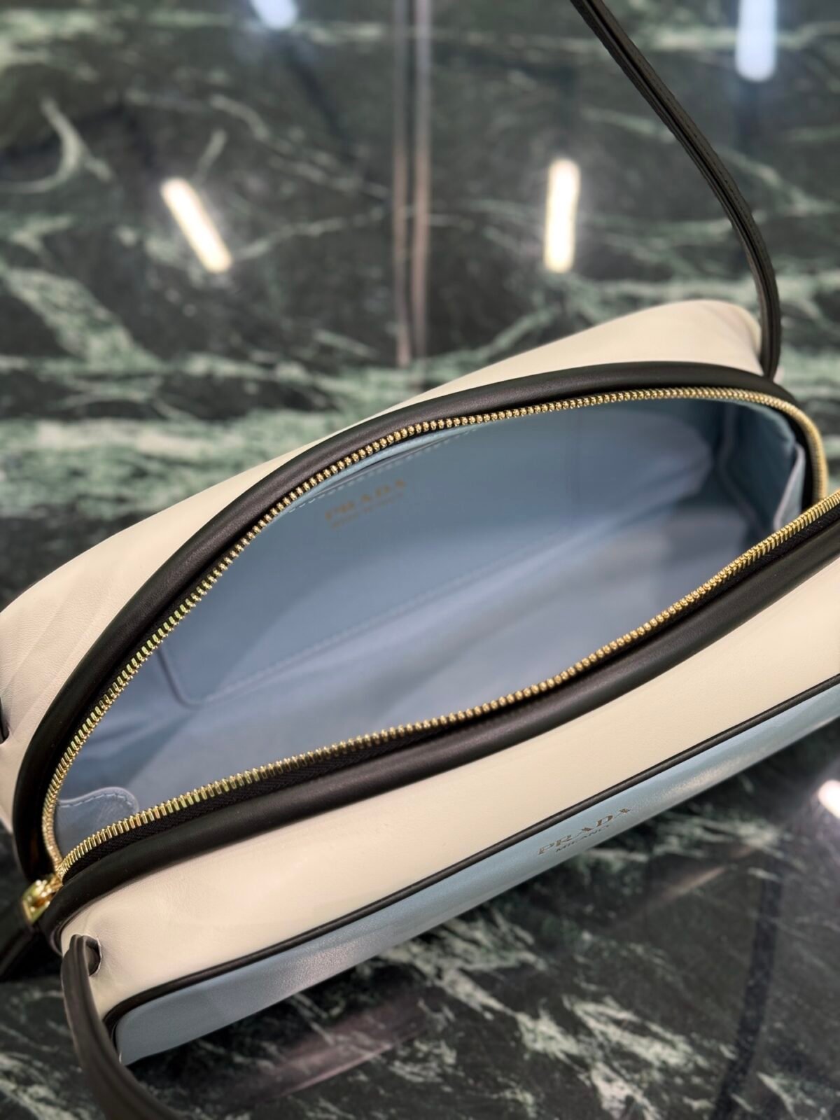 ⁦حقيبة يد انيقة من Prada⁩ - الصورة ⁦8⁩