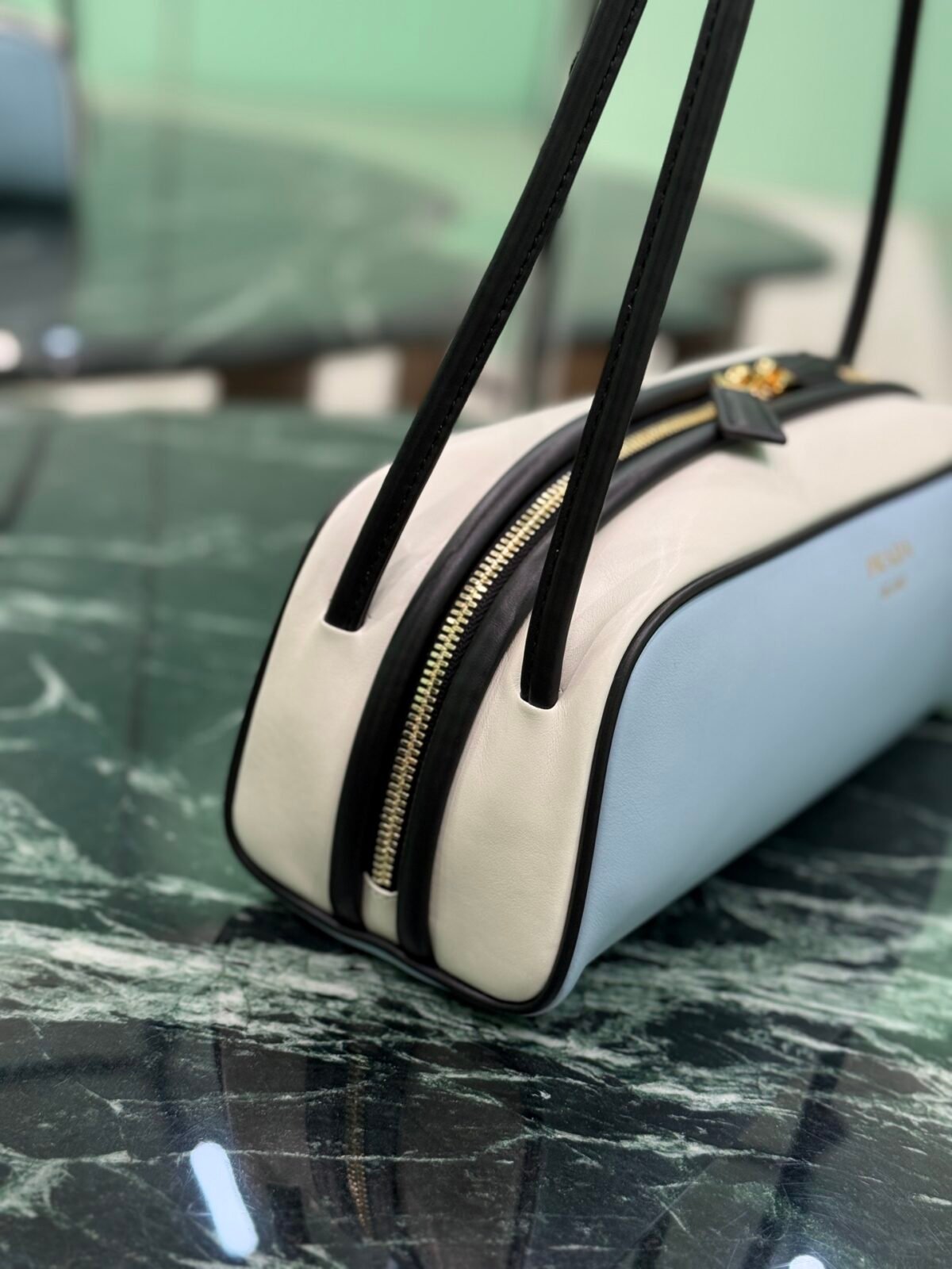 ⁦حقيبة يد انيقة من Prada⁩ - الصورة ⁦6⁩