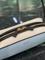 ⁦حقيبة يد انيقة من Prada⁩ - الصورة ⁦7⁩