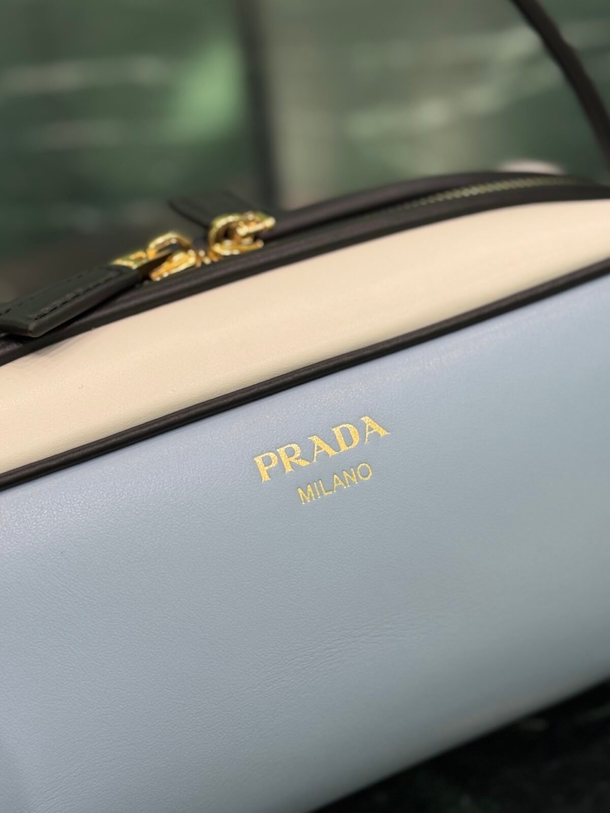 ⁦حقيبة يد انيقة من Prada⁩ - الصورة ⁦4⁩