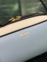 ⁦حقيبة يد انيقة من Prada⁩ - الصورة ⁦4⁩