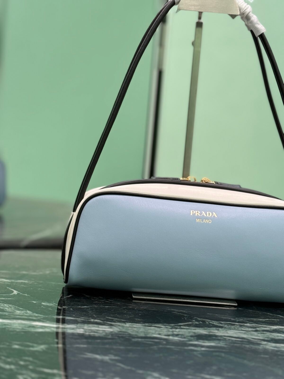 ⁦حقيبة يد انيقة من Prada⁩ - الصورة ⁦5⁩