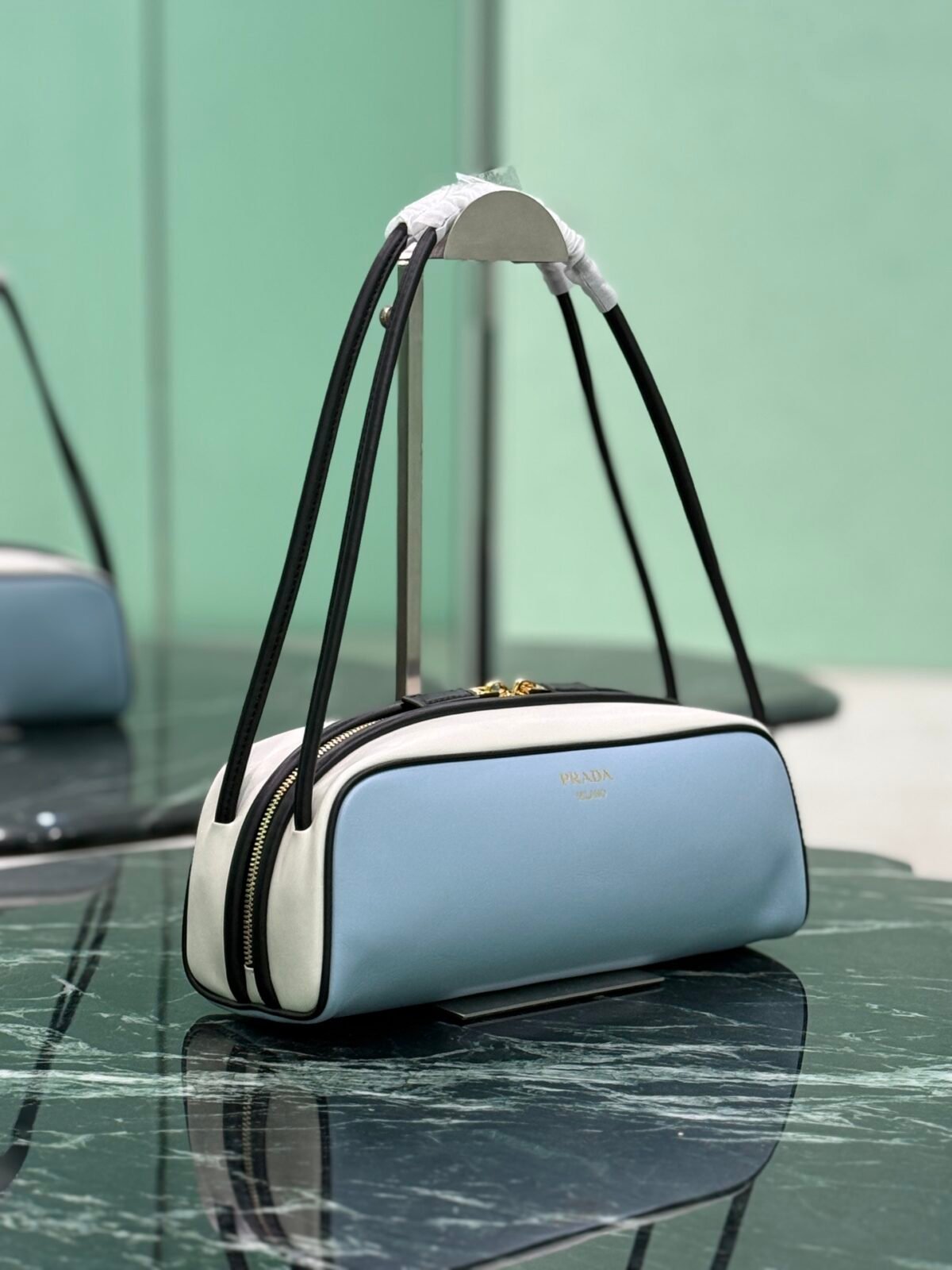 ⁦حقيبة يد انيقة من Prada⁩ - الصورة ⁦3⁩