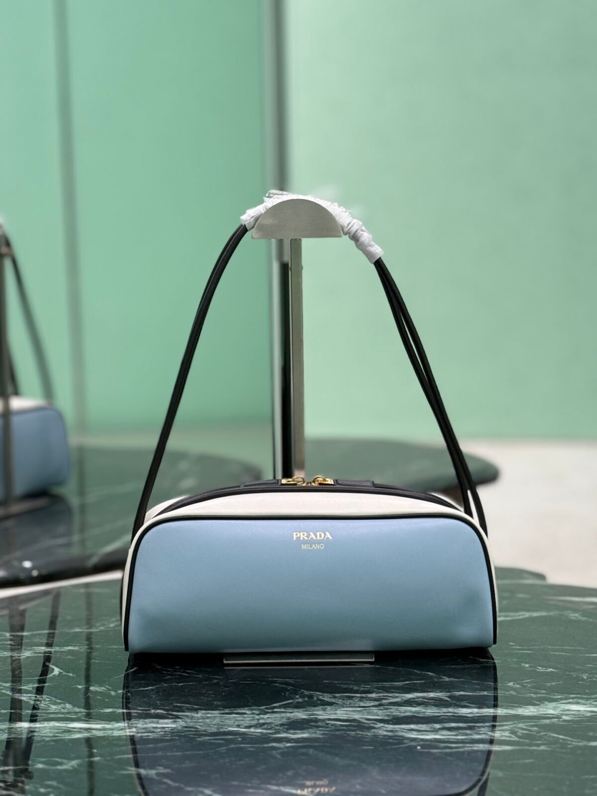 ⁦حقيبة يد انيقة من Prada⁩ - الصورة ⁦1⁩