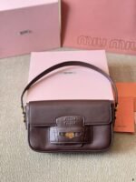 ⁦حقيبة يد ماركة ميو ميو miumiu⁩ - الصورة ⁦2⁩