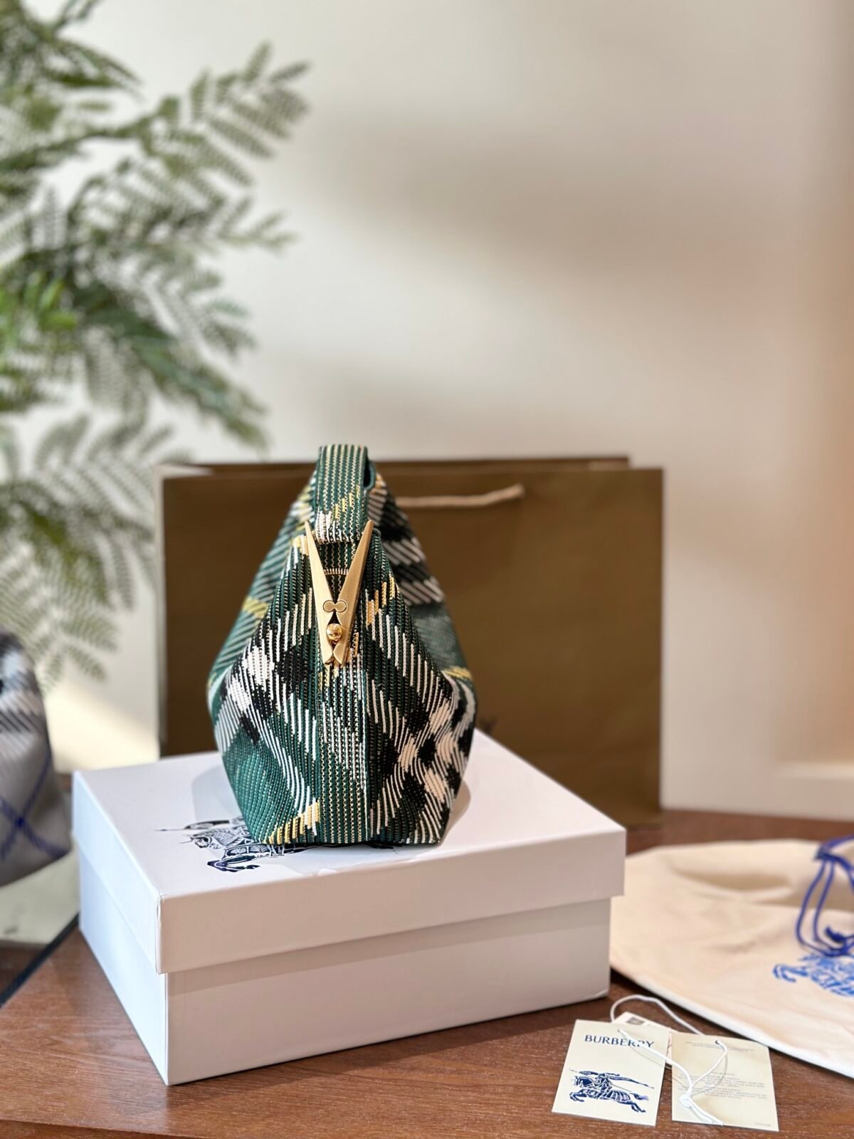 ⁦حقيبة يد Burberry⁩ - الصورة ⁦2⁩