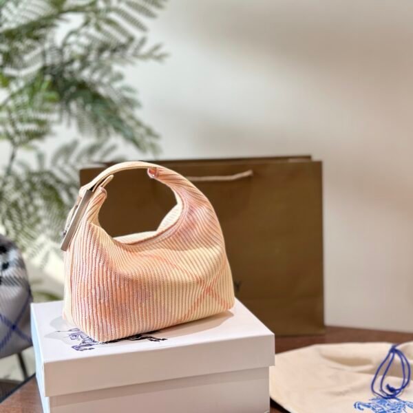 حقيبة يد Burberry