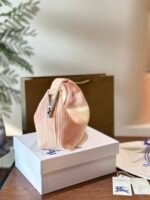 ⁦حقيبة يد Burberry⁩ - الصورة ⁦2⁩