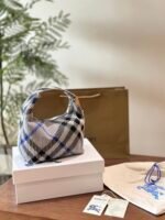 ⁦حقيبة يد Burberry⁩ - الصورة ⁦2⁩