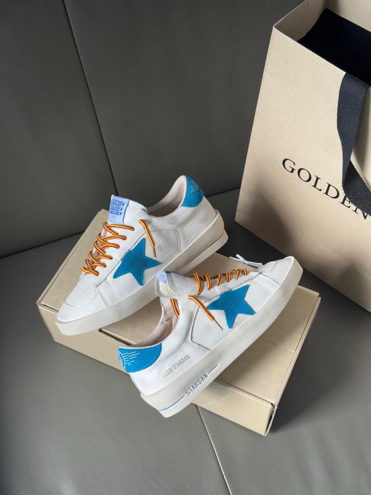 ⁦سنيكرز من Golden Goose⁩ - الصورة ⁦7⁩