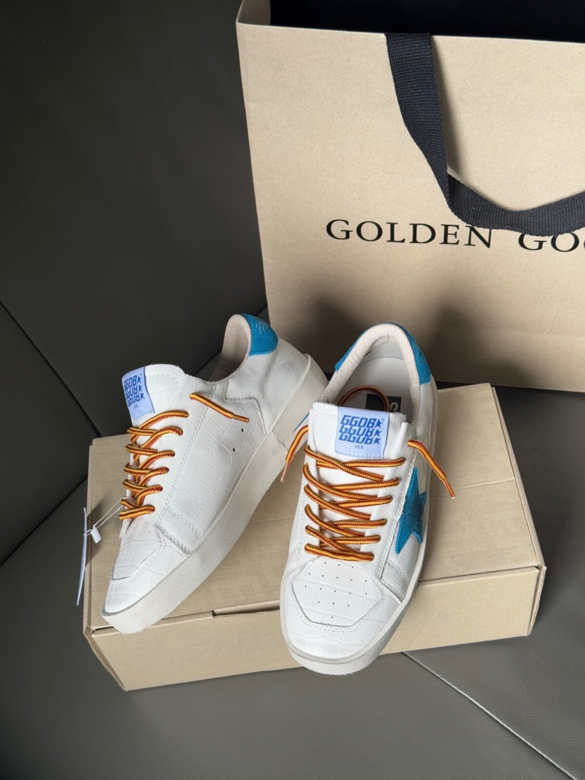 ⁦سنيكرز من Golden Goose⁩ - الصورة ⁦3⁩