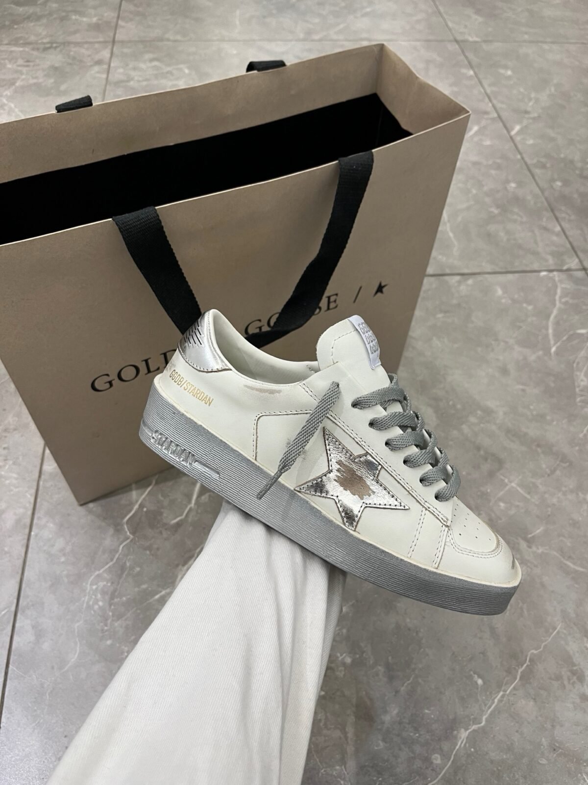 ⁦سنيكرز من Golden Goose⁩ - الصورة ⁦1⁩