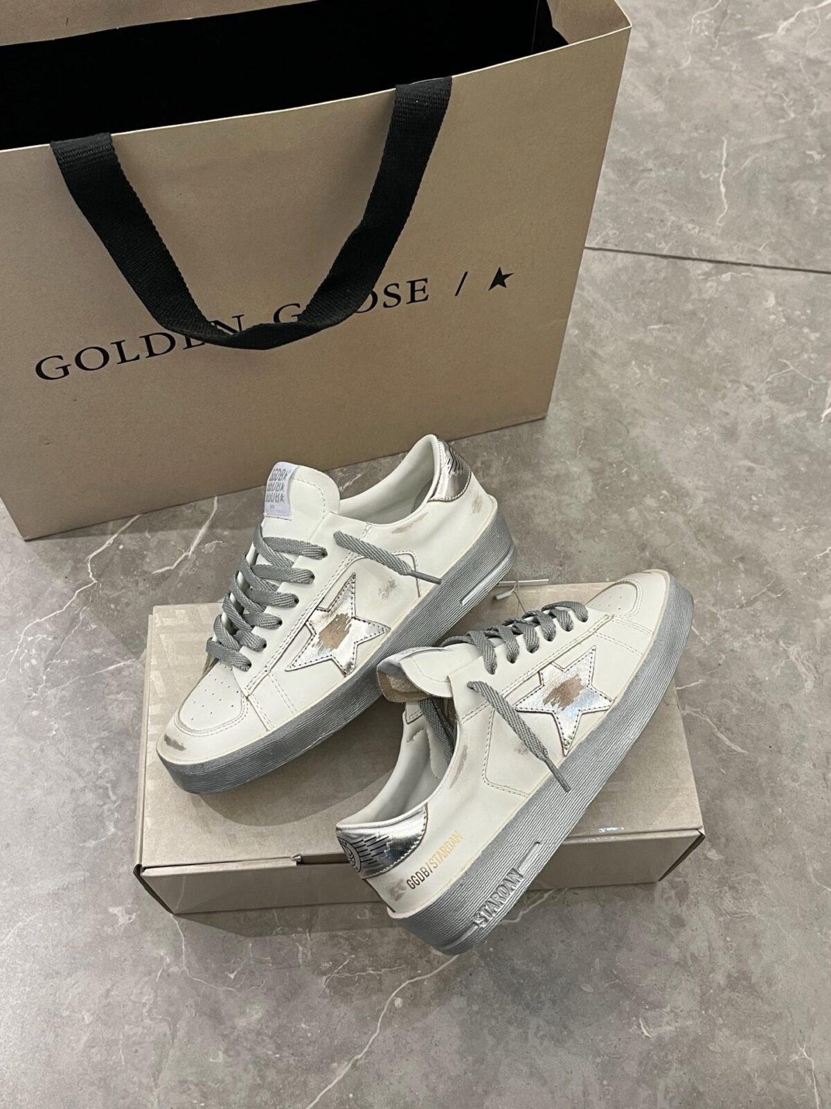 ⁦سنيكرز من Golden Goose⁩ - الصورة ⁦8⁩