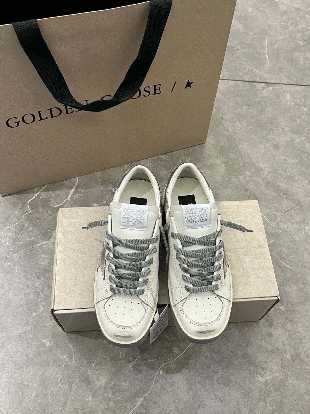 ⁦سنيكرز من Golden Goose⁩ - الصورة ⁦7⁩