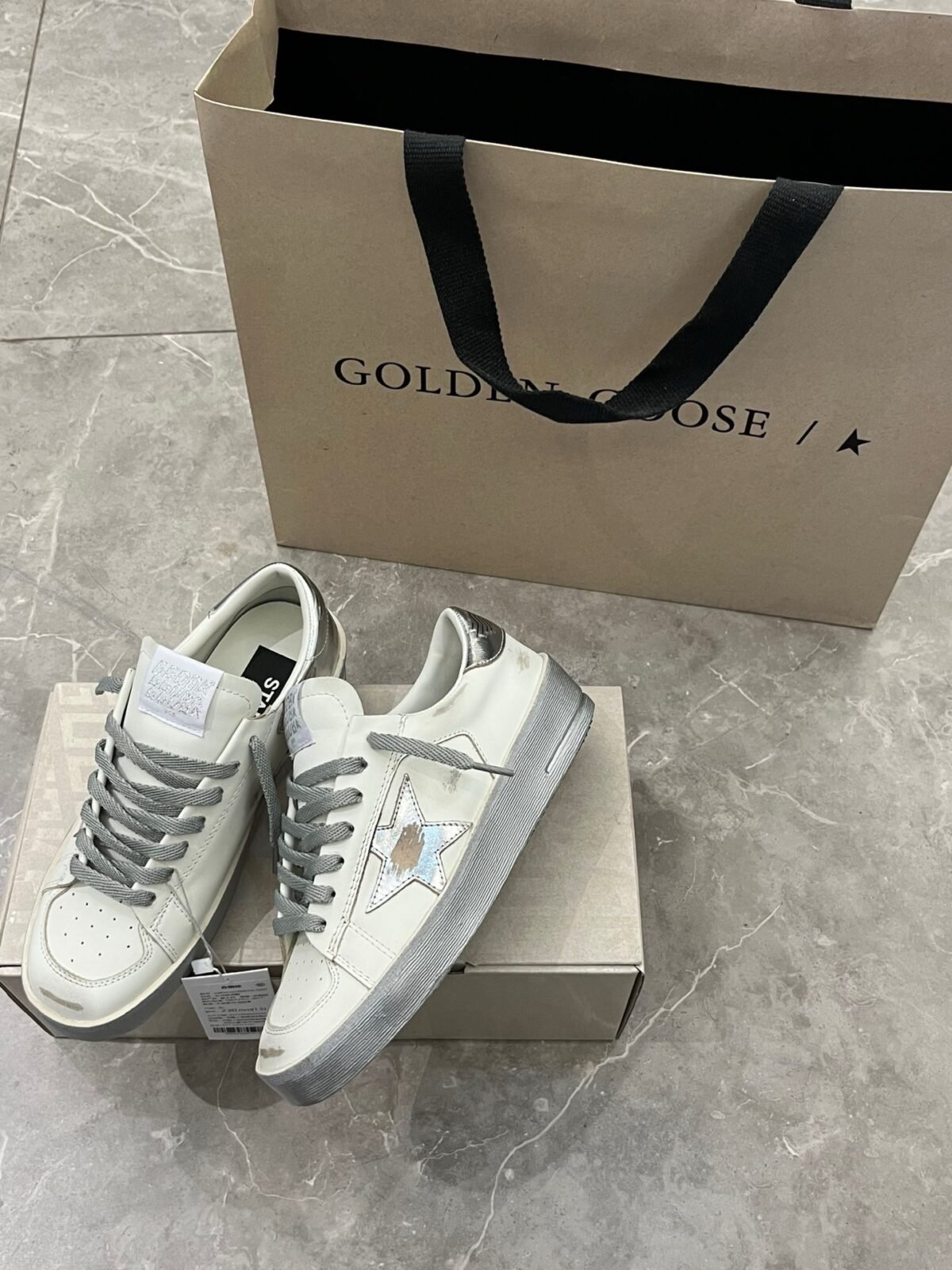 ⁦سنيكرز من Golden Goose⁩ - الصورة ⁦3⁩