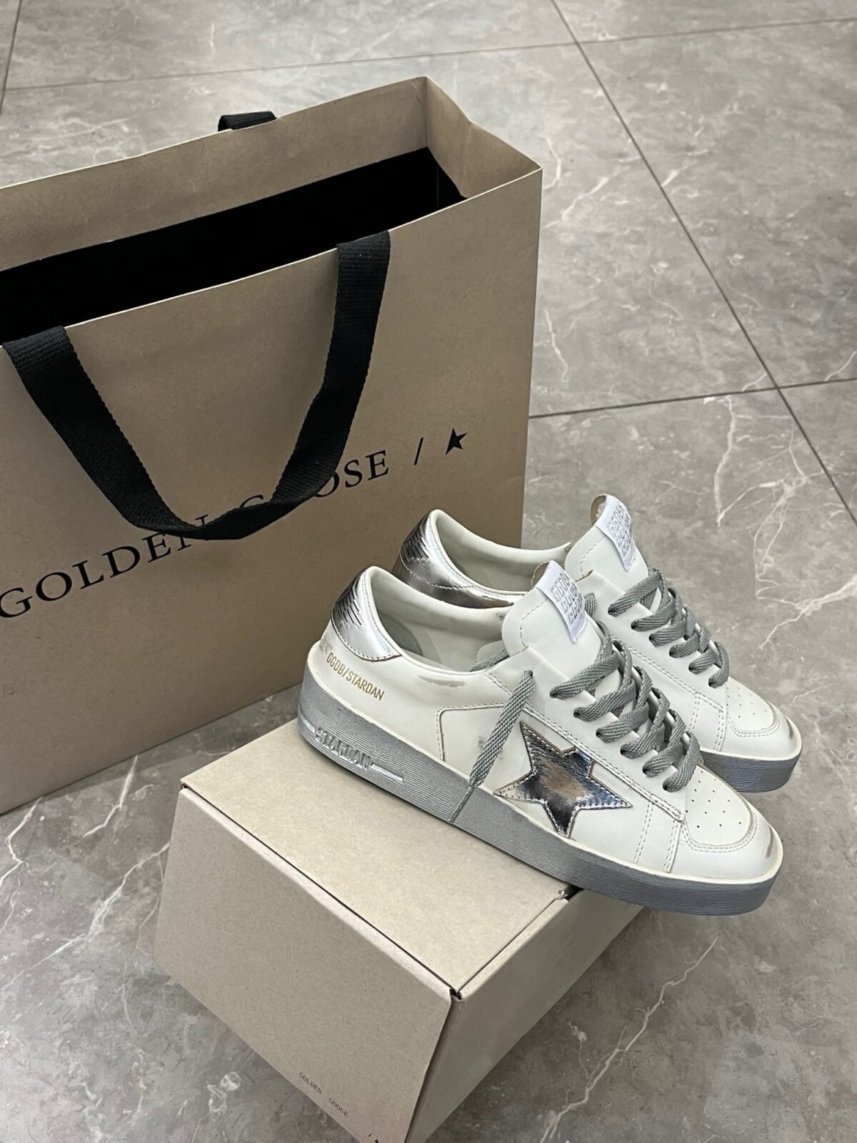 ⁦سنيكرز من Golden Goose⁩ - الصورة ⁦2⁩