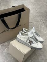 ⁦سنيكرز من Golden Goose⁩ - الصورة ⁦2⁩