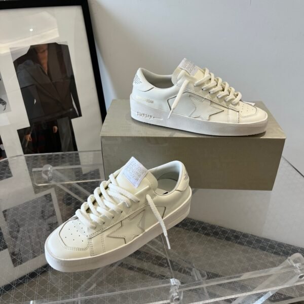 سنيكرز من Golden Goose