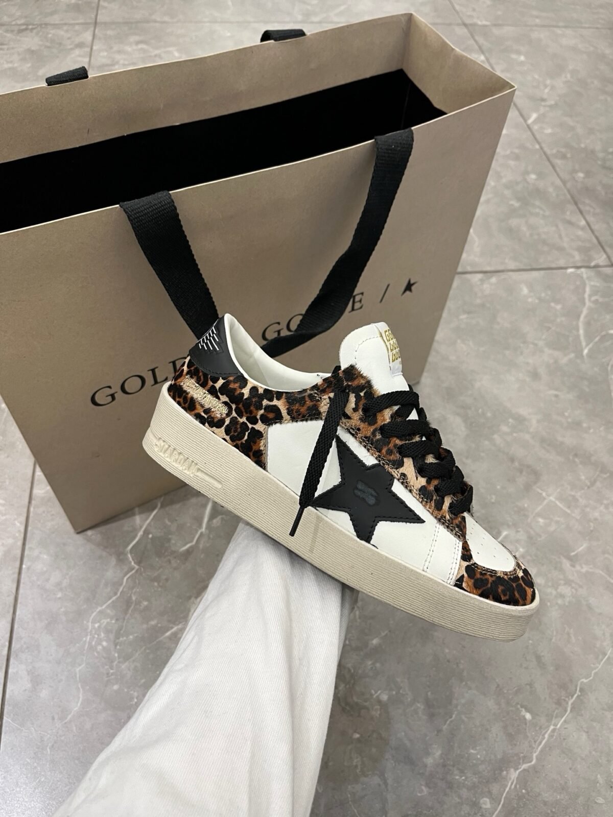 ⁦سنيكرز من Golden Goose⁩ - الصورة ⁦1⁩