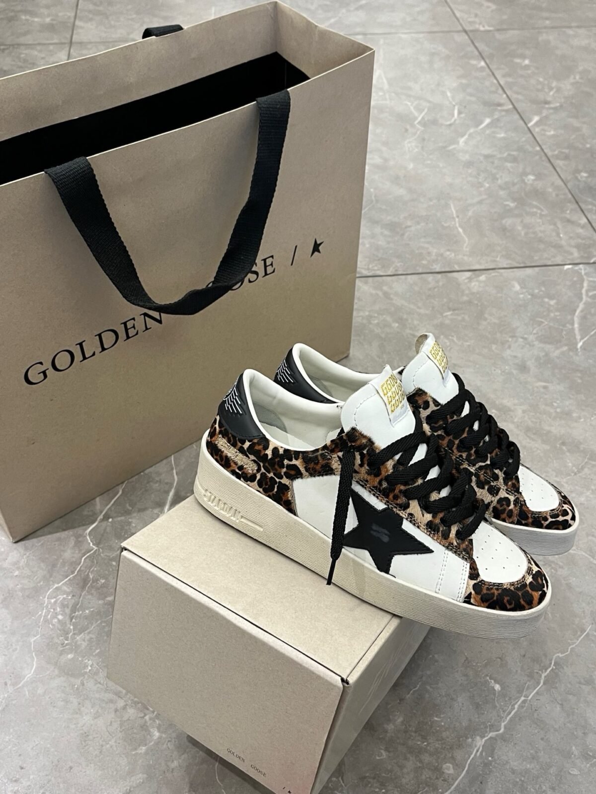 ⁦سنيكرز من Golden Goose⁩ - الصورة ⁦7⁩
