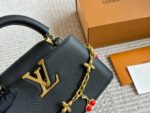 ⁦حقيبة يد لويس فيتون Louis Vuitton Capucines BB⁩ - الصورة ⁦2⁩