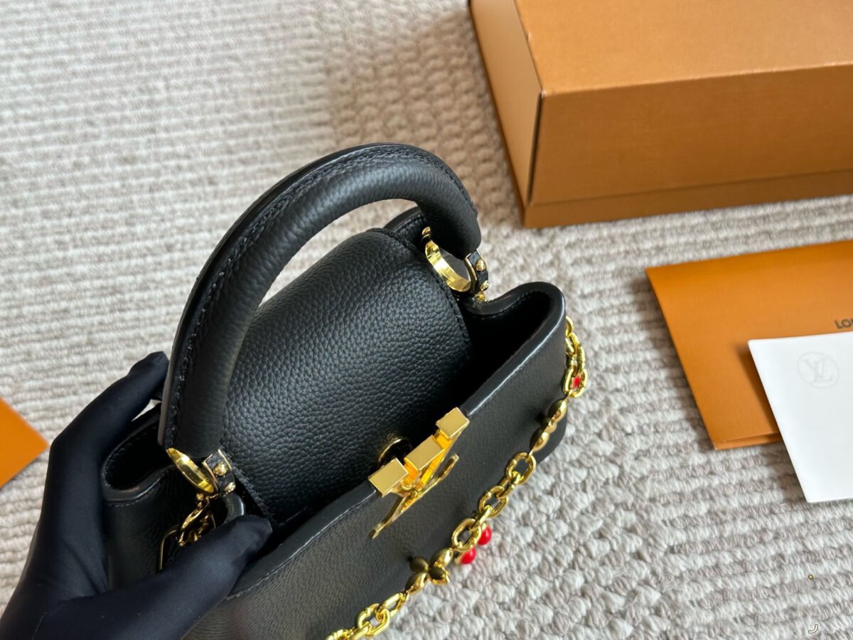⁦حقيبة يد لويس فيتون Louis Vuitton Capucines BB⁩ - الصورة ⁦3⁩