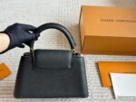 ⁦حقيبة يد لويس فيتون Louis Vuitton Capucines BB⁩ - الصورة ⁦4⁩