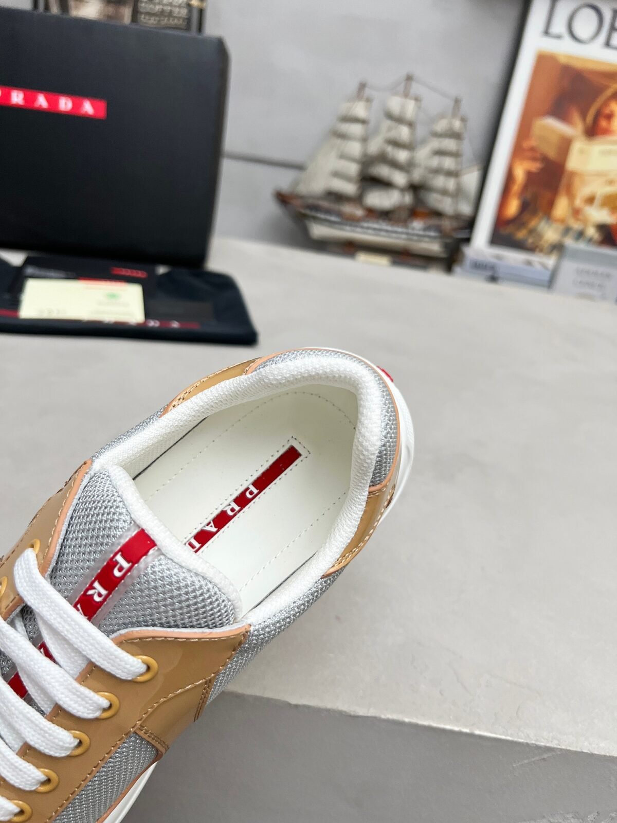 ⁦حذاء من Prada⁩ - الصورة ⁦6⁩