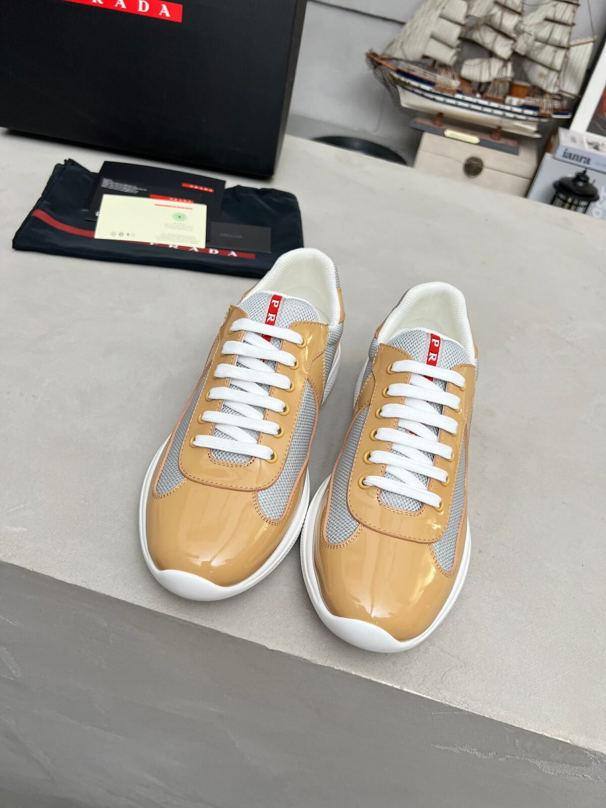 ⁦حذاء من Prada⁩ - الصورة ⁦2⁩